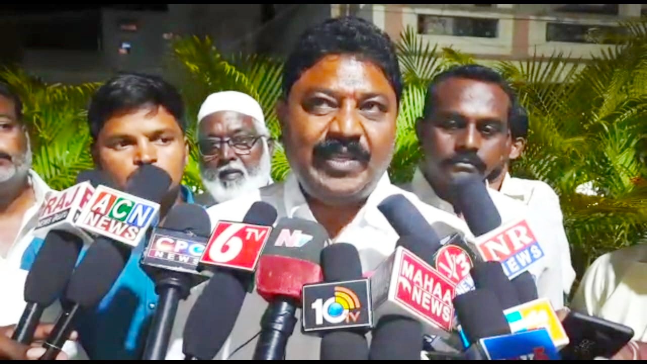 విలేకరులతో మాట్లాడుతున్న చైర్మన్ అభ్యర్థి జగన్