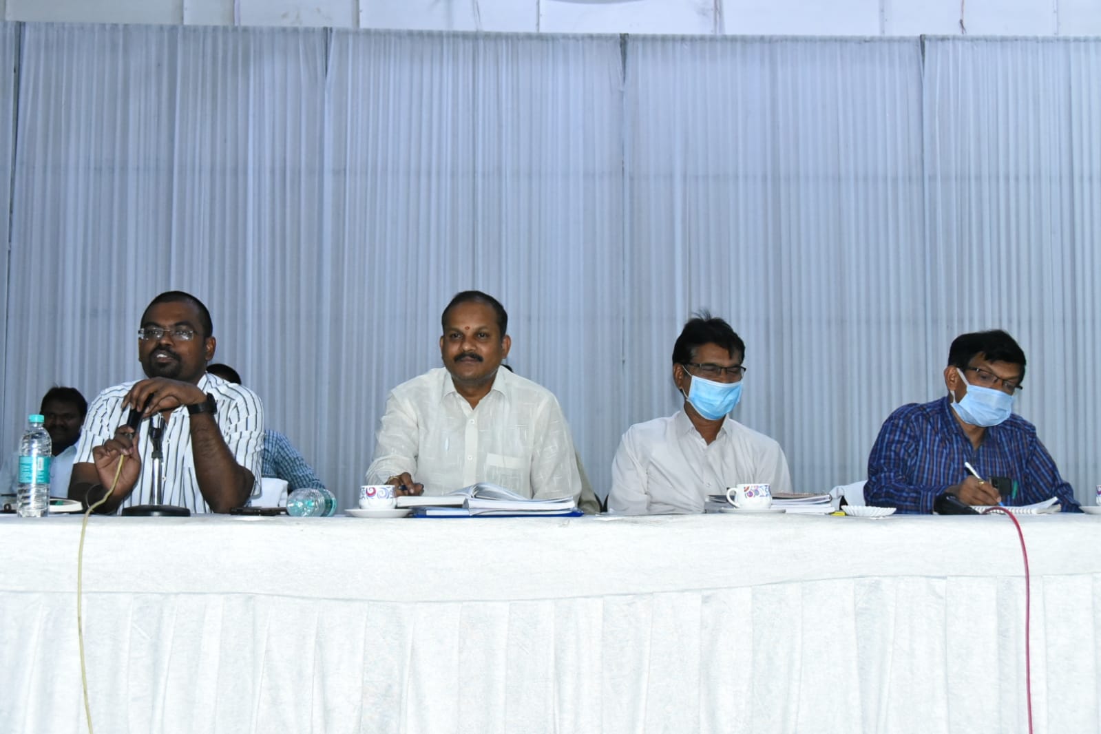 ఎన్నికల నిర్వహణను వివరిస్తున్న కమిషనర్​ డీకే బాలాజి