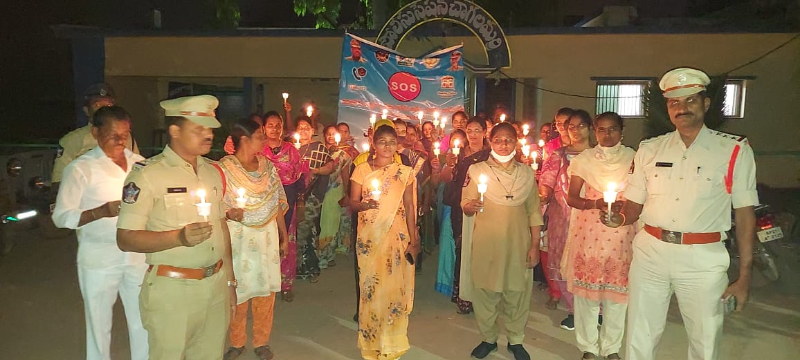 కొవ్వొత్తులతో ర్యాలీ నిర్వహిస్తున్న పోలీసులు