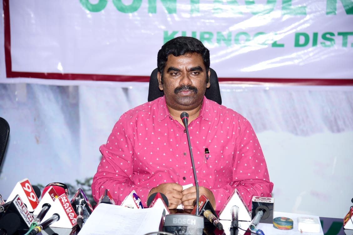 మాట్లాడుతున్న కలెక్టర్​, జిల్లా ఎన్నికల అథారిటీ జి. వీరపాండియన్​