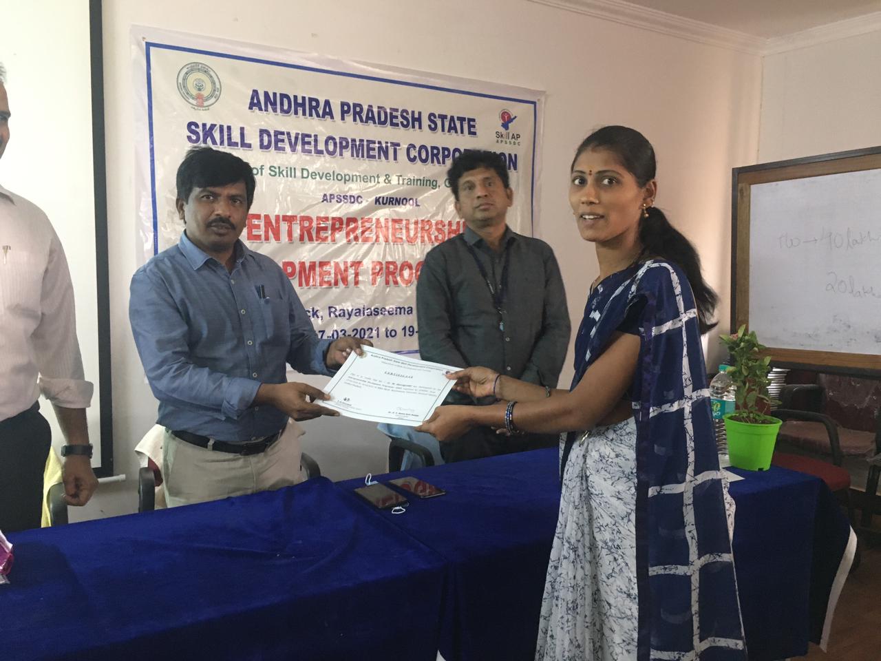 ఔత్సాహిక వేత్తలకు సర్టిఫికేట్స్​ అందజేస్తున్న అధికారులు