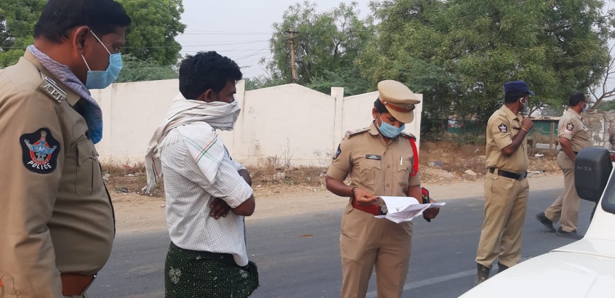 ధ్రువపత్రాలు పరిశీలిస్తున్న ఎస్​ఐ మమత