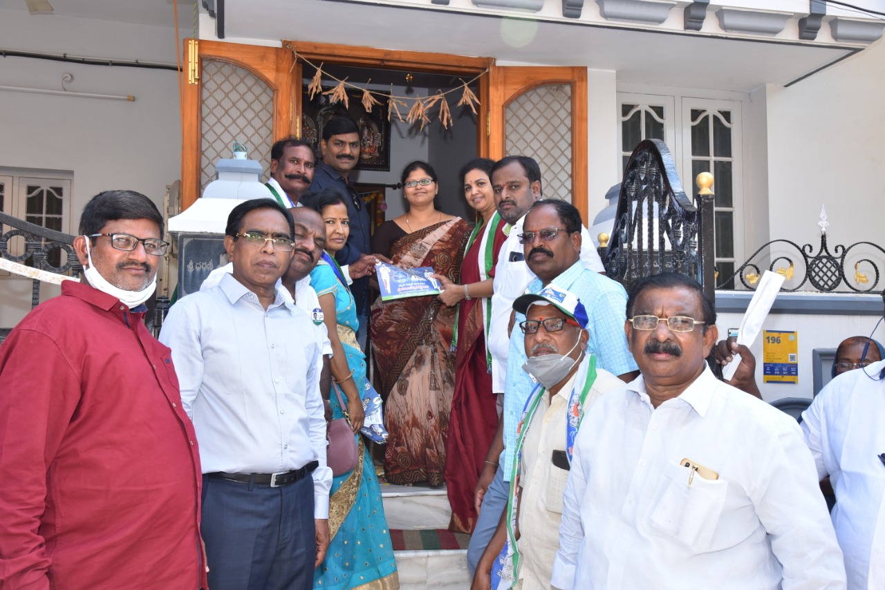 ప్రచారం చేస్తున్న మాజీ ఎంపీ బుట్టారేణుక