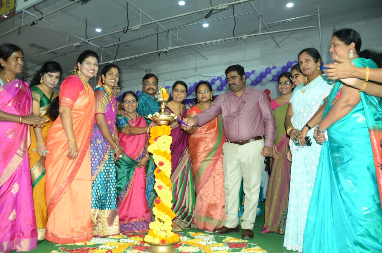 జ్యోతిప్రజ్వలనగావిస్తున్న కలెక్టర్​ జి. వీరపాండియన్​, జేసీ,