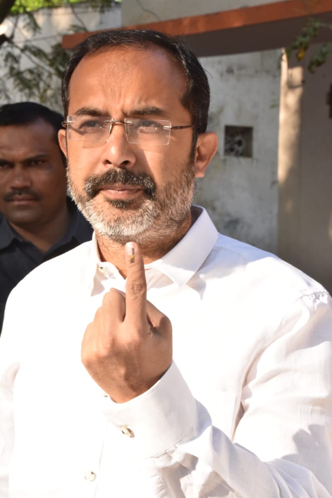 ఓటు హక్కు వినియోగించుకున్న ఎమ్మెల్యే ఎంఏ హఫీజ్​ఖాన్​