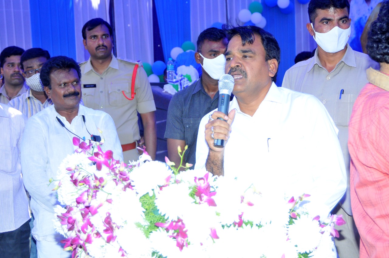 మాట్లాడుతున్న డిప్యూటీ సీఎం అంజాద్​బాష