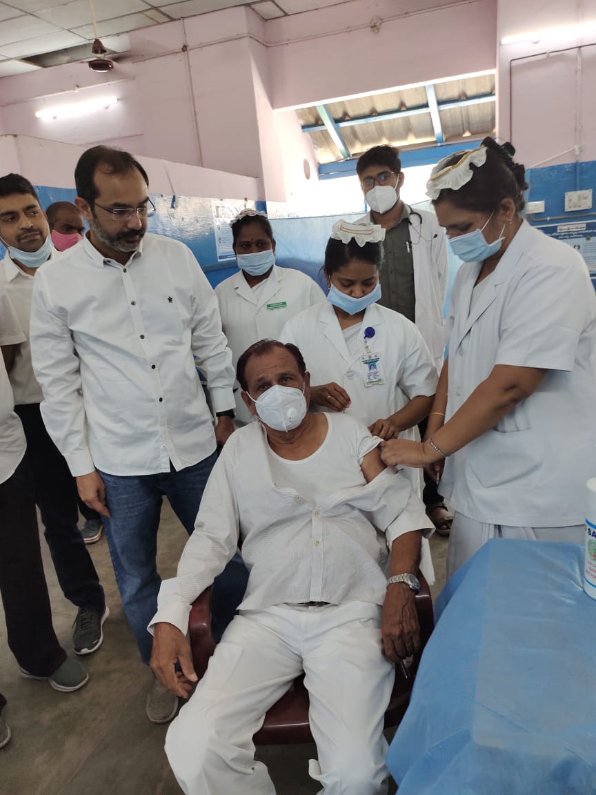 వ్యాక్సిన్​ వేయించున్న ఎమ్మెల్యే తండ్రి అబ్దుల్​ మోహిజ్​ ఖాన్​