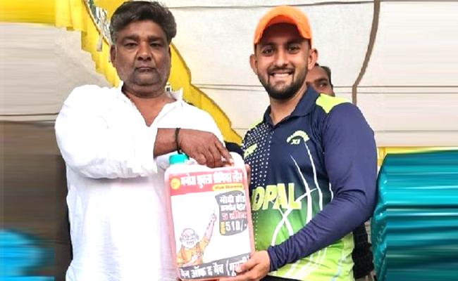 విన్నర్​కు పెట్రోల్​ అందజేస్తున్న నిర్వాహకులు