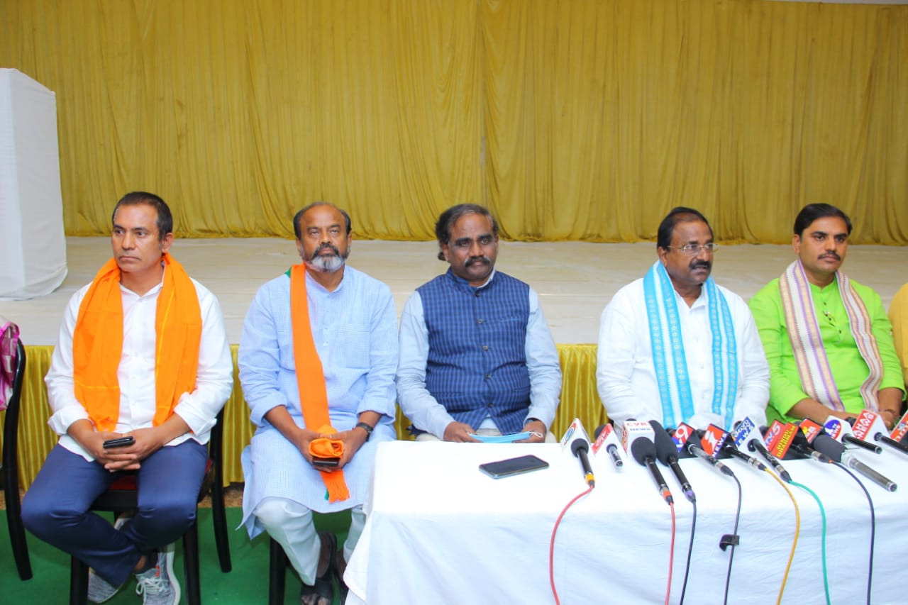 సమావేశంలో మాట్లాడుతున్న బీజేపీ రాష్ట్ర అధ్యక్షులు సోము వీర్రాజు