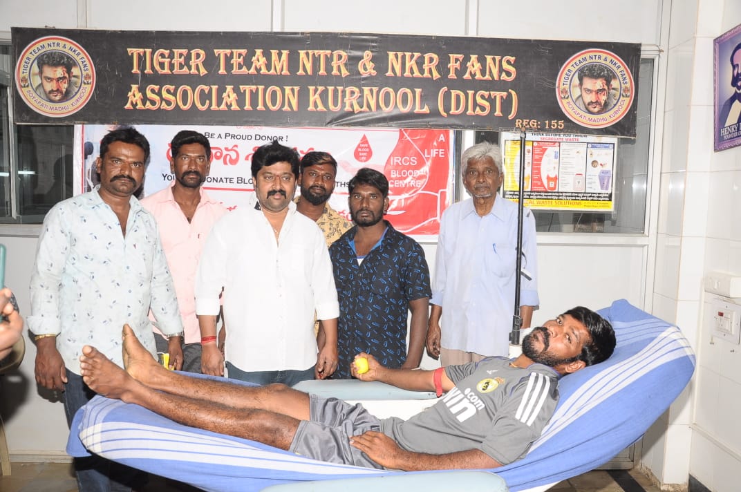 రక్తదానం చేస్తున్న అభిమానులు