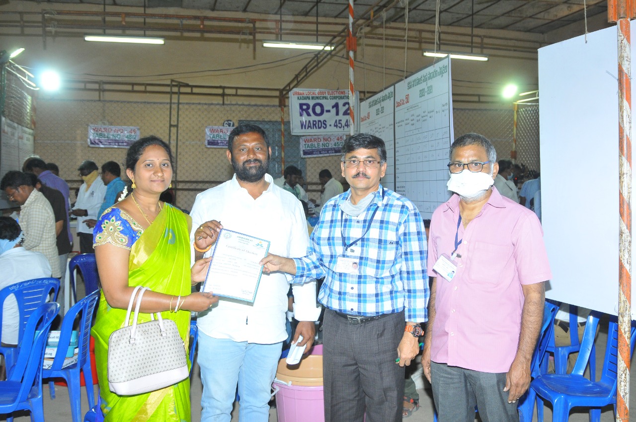 కార్పొరేటర్ అరుణను అభినందిస్తున్న కార్యకర్తలు, నాయకులు