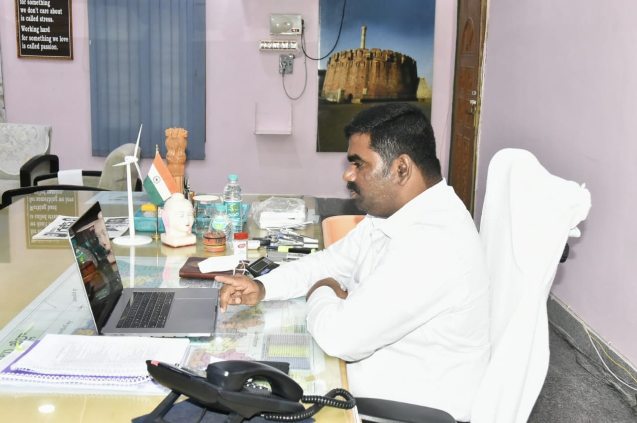 జూమ్ కాన్ఫరెన్స్​లో మాట్లాడుతున్న కలెక్టర్​ జి. వీరపాండియన్​