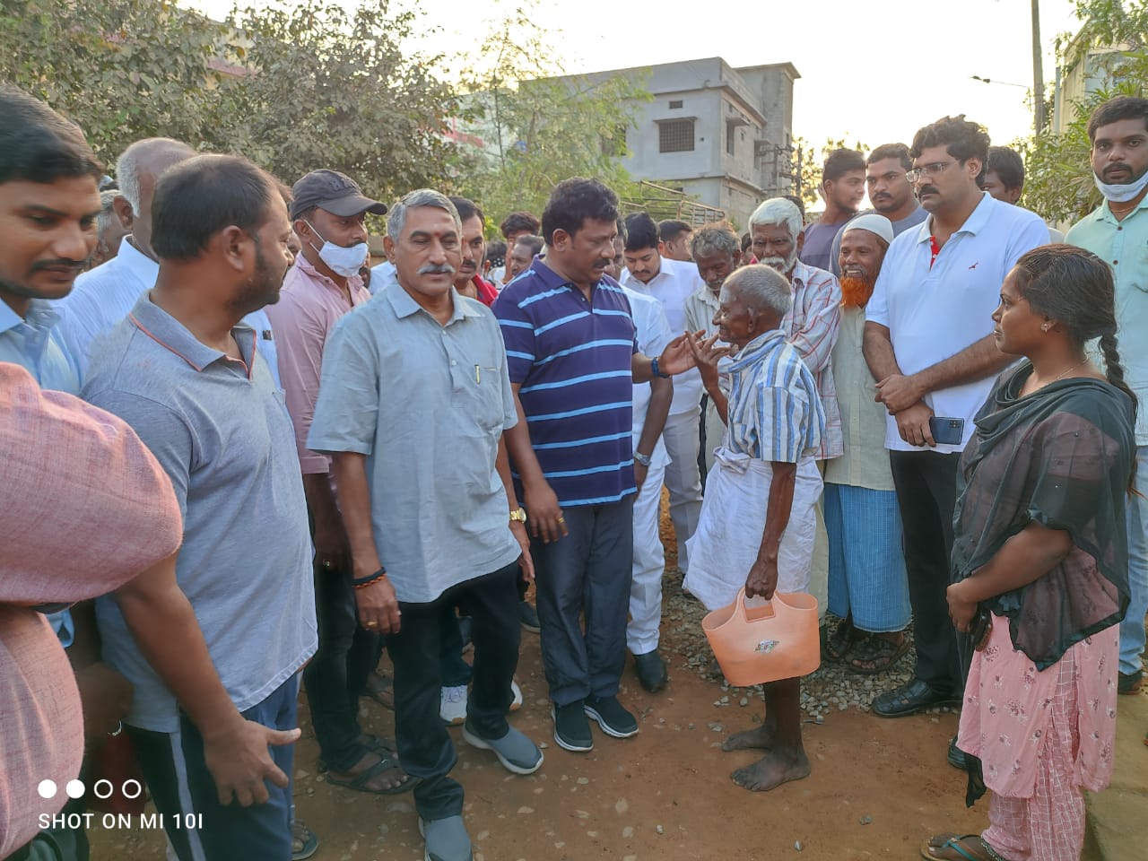 ప్రజలతో సమస్యలు అడిగి తెలుసుకుంటున్న ఎమ్మెల్యే శ్రీనివాసులు