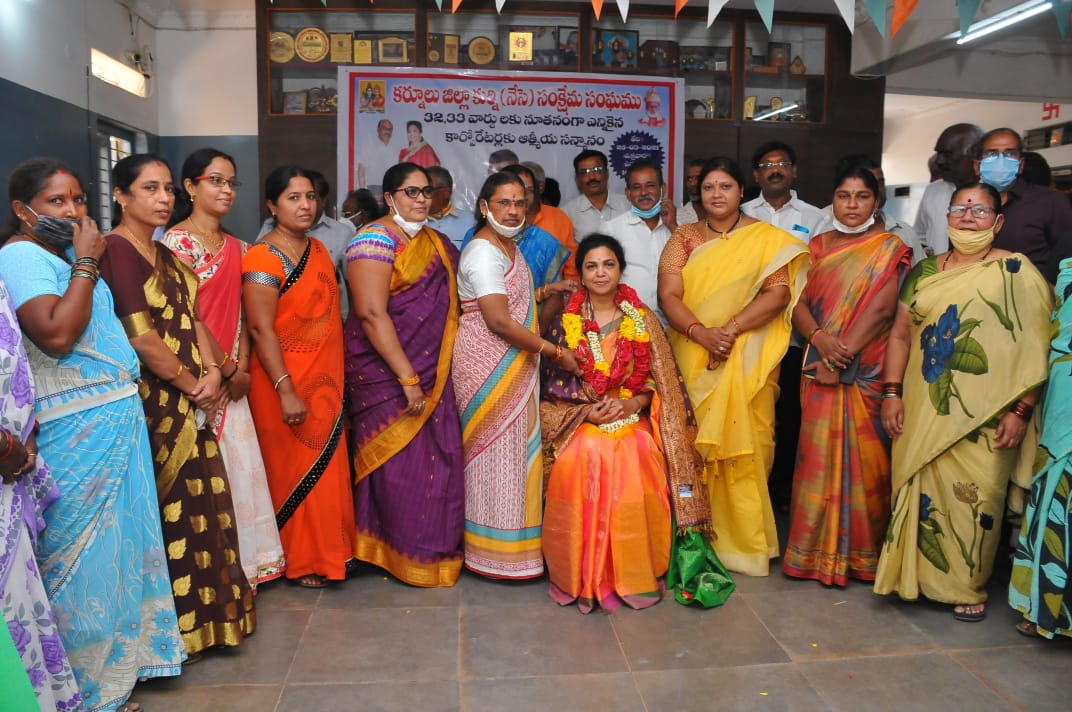 మాజీ ఎంపీ బుట్టా రేణుకను సన్మానిస్తున్న కార్పొరేటర్లు