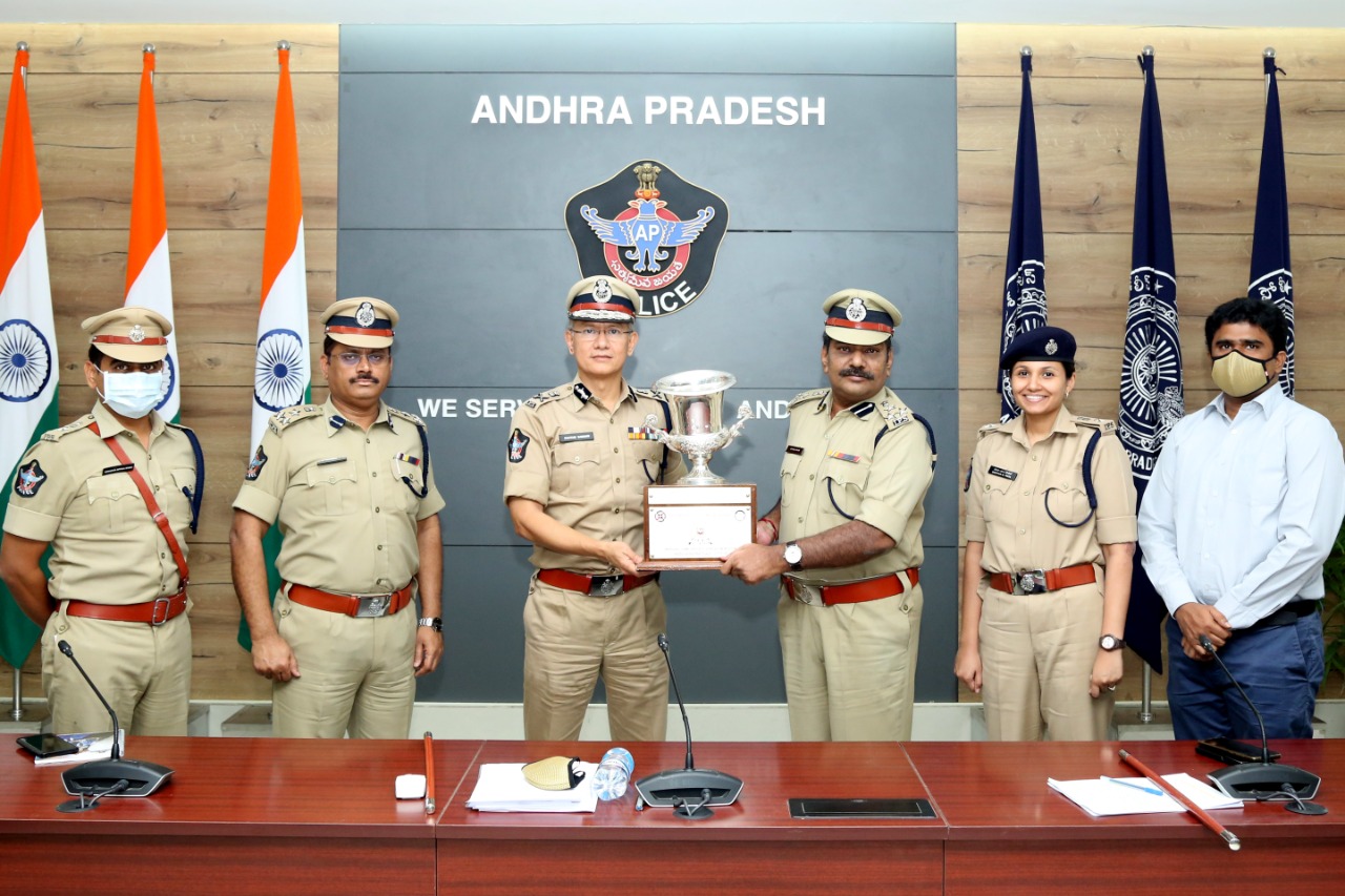 అవార్డు అందుకుంటున్న ఏపీ డీజీపీ గౌతం సవాంగ్​