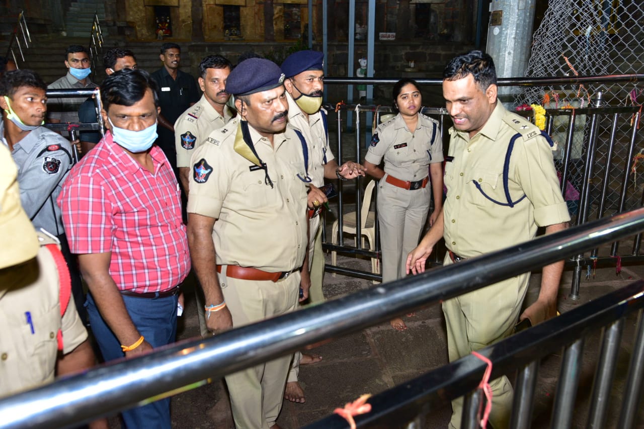 భద్రత ఏర్పాట్లను పరిశీలిస్తున్న ఎస్పీ ఫక్కీరప్ప