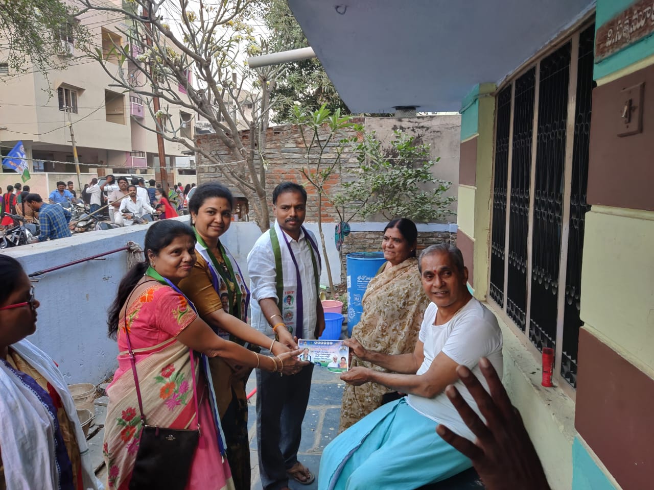 శ్రీనివాసులును గెలిపించాలని అభ్యర్థిస్తున్న మాజీ ఎంపీ బుట్టా రేణుక