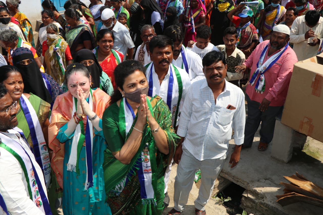 ప్రచారం చేస్తున్న మాజీ ఎంపీ బుట్టా రేణుక