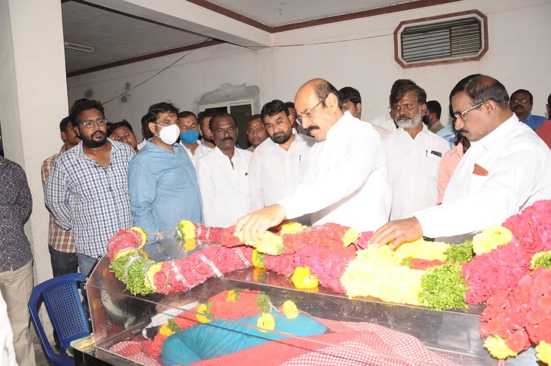 భౌతిక కాయానికి పూలమాల వేసి నివాళులర్పిస్తున్న మాజీ ఎమ్మెల్యే