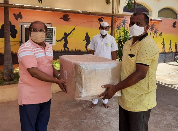 పీపీఈ కిట్లు అందజేస్తున్న కలెక్టర్​ ఇంతియాజ్​