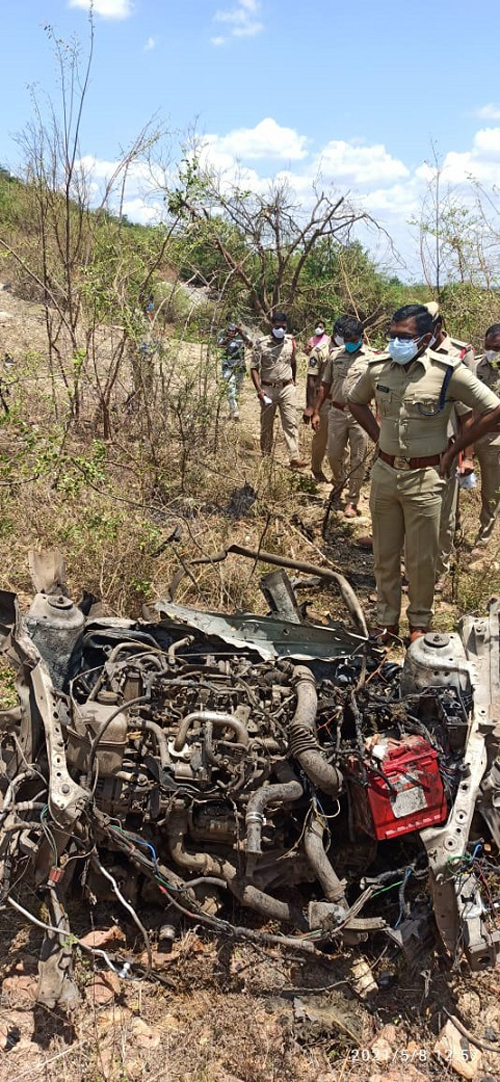 ఘటనాస్థలిని పరిశీలిస్తున్న పోలీసులు