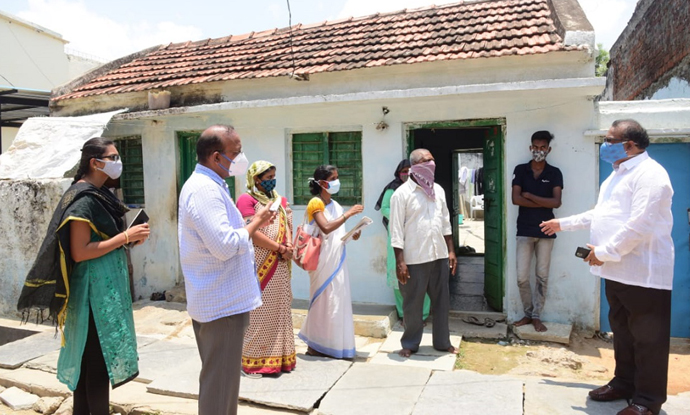 ఫీవర్​ సర్వే బృందాలతో మాట్లాడుతున్న కలెక్టర్​ ఎస్​. వెంకటరావు