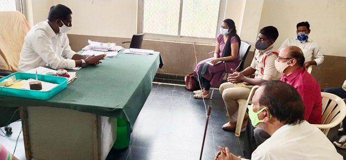 అధికారులతో మాట్లాడుతున్న ఎమ్మెల్యే తోగూరు ఆర్థర్​