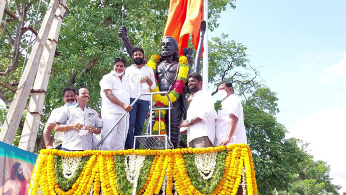 మన్యంవీరుడి విగ్రహాన్ని ఆవిష్కరిస్తున్న మంత్రి కొడాలి నాని