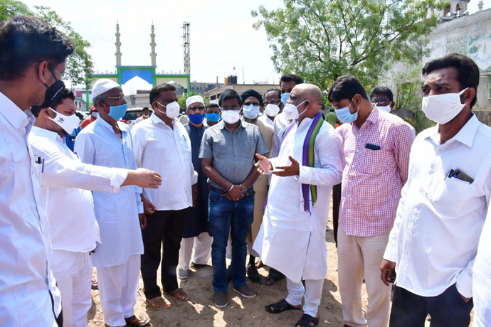 మత పెద్దలతో మాట్లాడుతున్న మేయర్​ బీవై రామయ్య