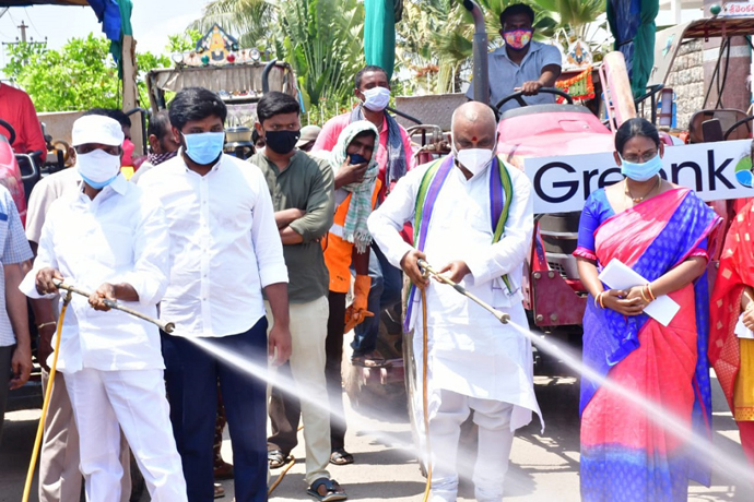 వాహనాలను ప్రారంభిస్తున్న ఎమ్మెల్యే , మేయర్​