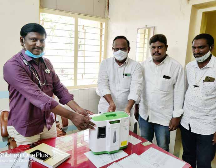 వైద్యులకు నెబులైజర్‌ అందజేస్తున్న శ్రీనివాస రెడ్డి