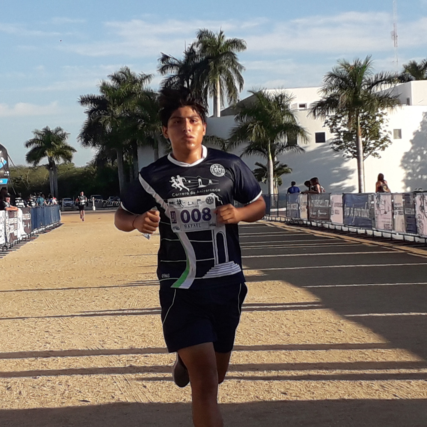 Irving Villa Alonso gana la carrera de aniversario de la Escuela Modelo
