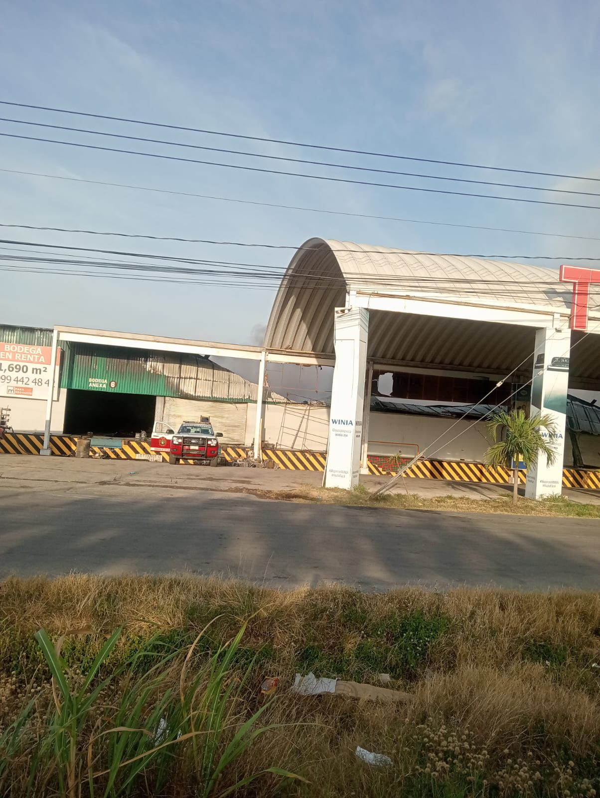 Realizan labores de enfriamiento tras controlar incendio en el Periférico de Mérida