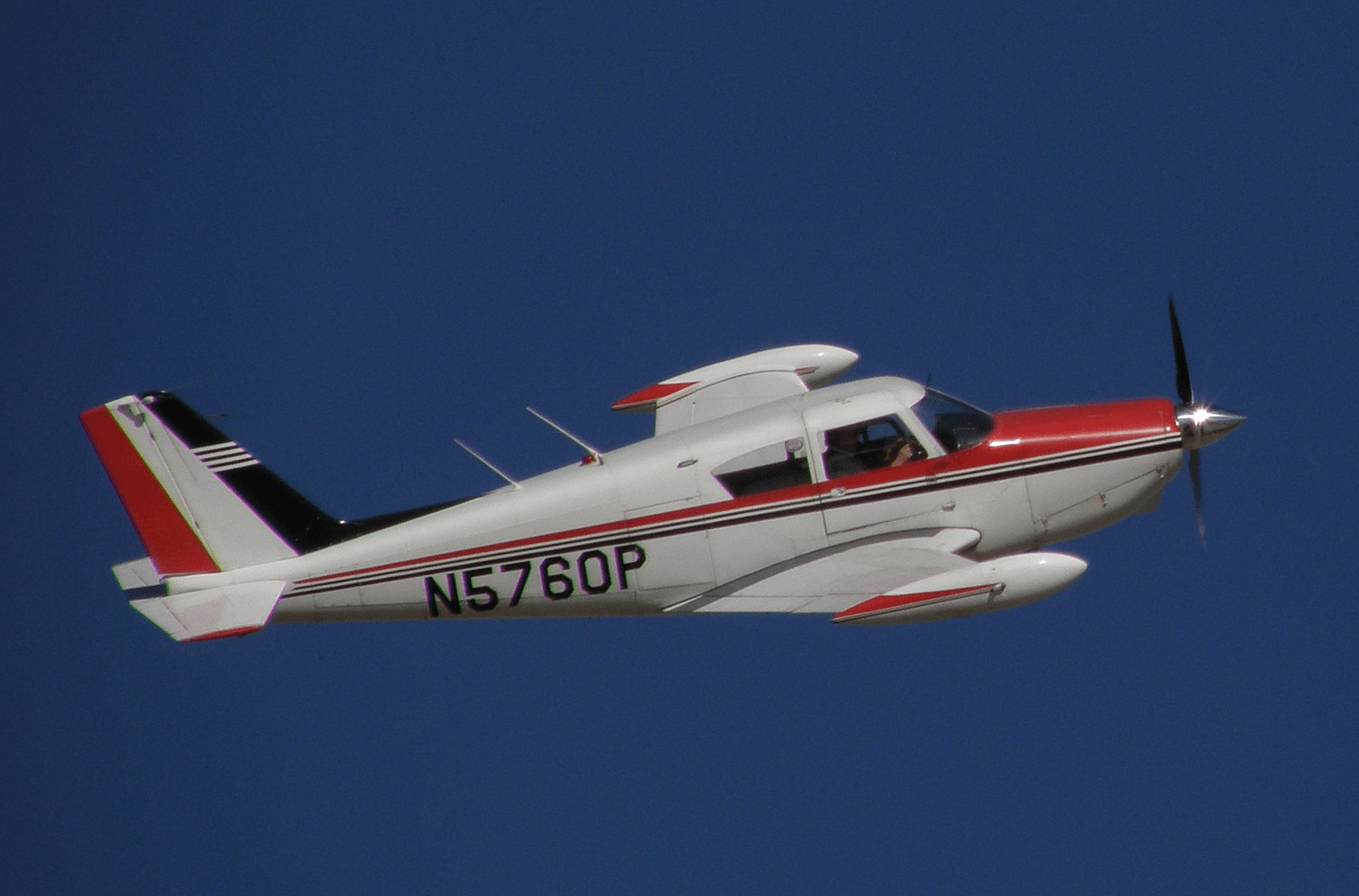 Avioneta se estrella en una laguna cerca de aeropuerto de Alaska; mueren cuatro personas