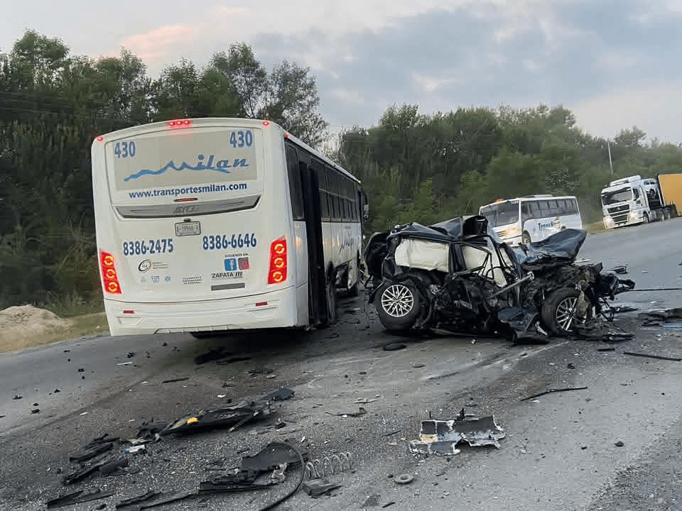 Tres muertos y 29 heridos tras choque entre dos camiones y un auto en Nuevo León