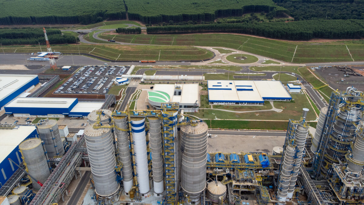Unidade de Ribas do Rio Pardo-MS: megafábrica da Suzano consolida desempenho acima da capacidade nominal e se posiciona como novo benchmark global da indústria de celulose