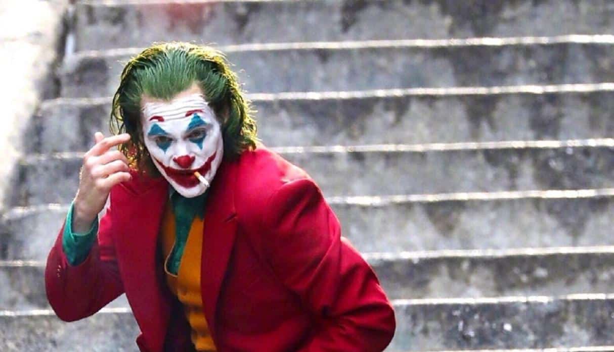 Gratis Download Gambar Filtran Escena Del Joker De Joaquin Phoenix Caminando Y Fumando Terupdate oleh Lampunghits.com