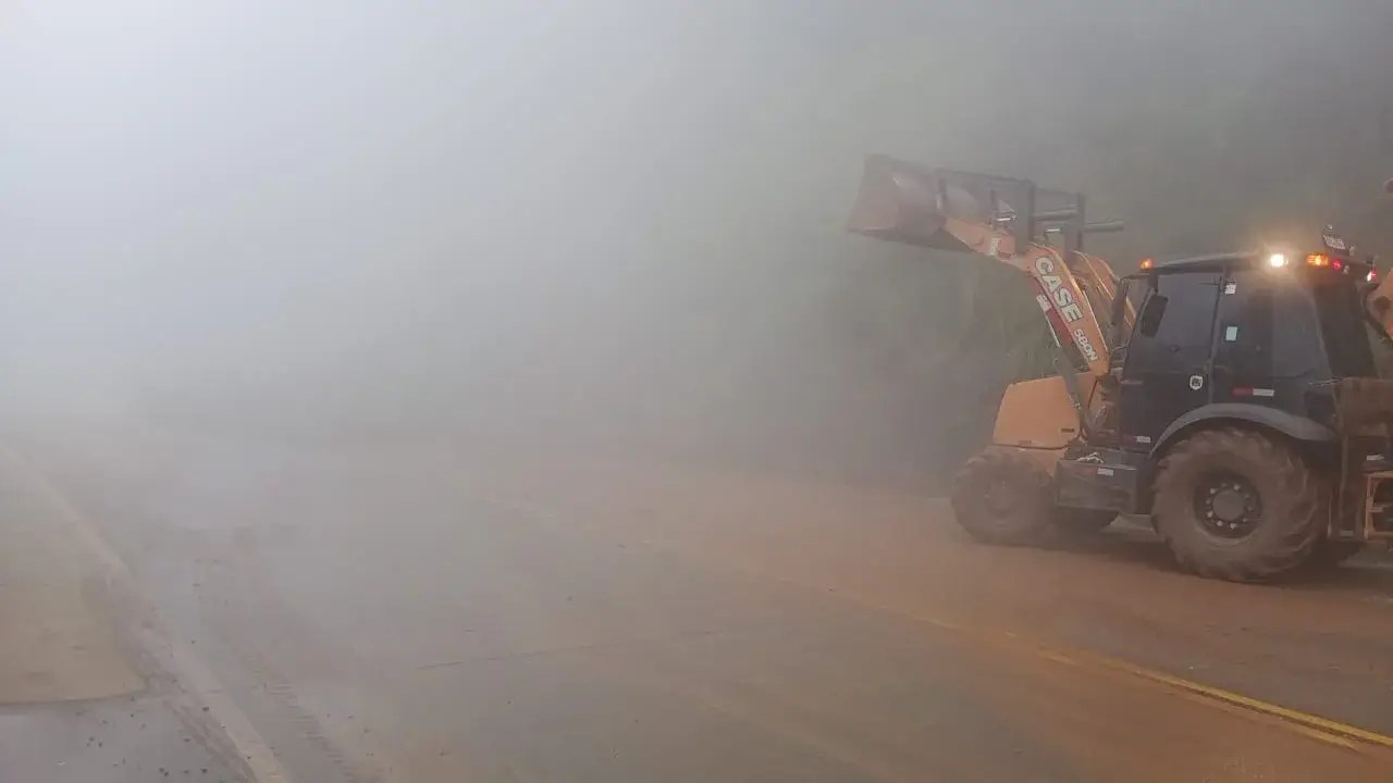 Serra da Rocinha é totalmente interditada após nova queda de barreira na BR-285