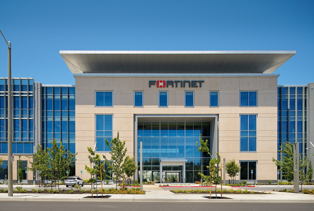 Fortinet 獲評為 2024 年  Gartner 單一供應商 SASE魔力象限挑戰者