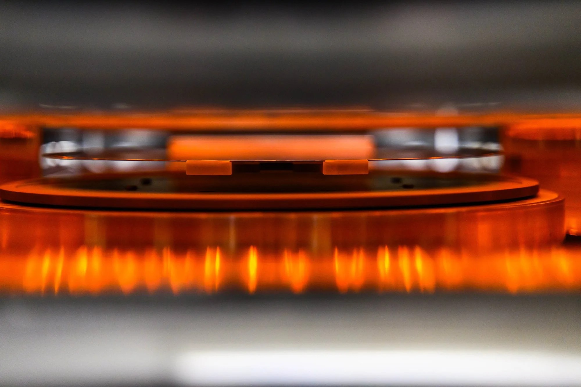 Multi-channel showerhead heating during a growth cycle