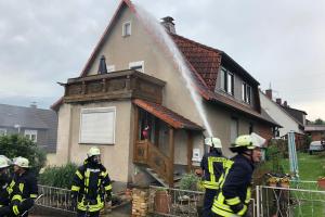 Neuenbrunslar: Dachstuhl von Wohnhaus brennt