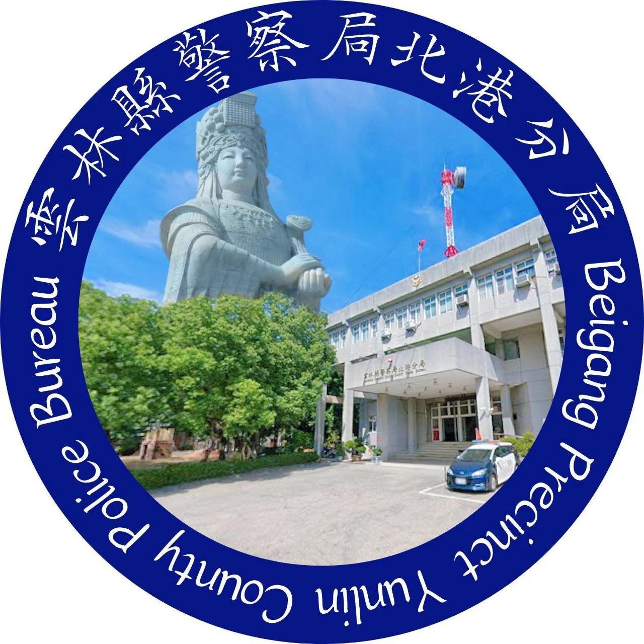 老虎伍茲與妻子艾琳共同出席公開活動且神情嚴肅。