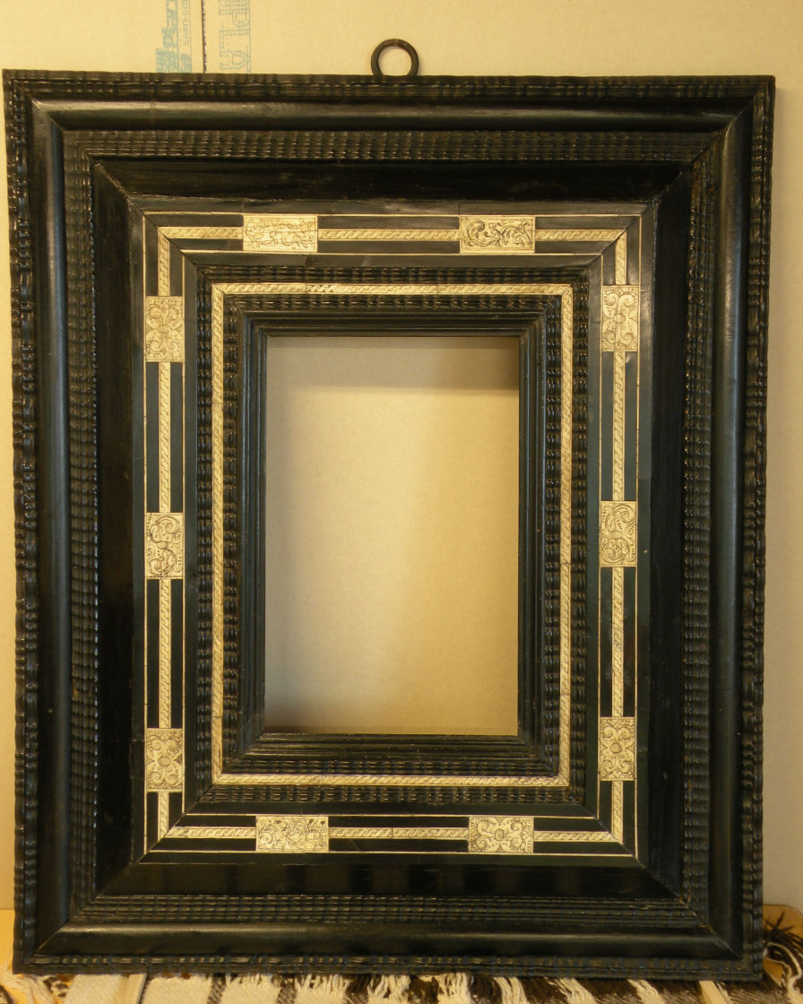 Cadre noirci à incrustation d'os