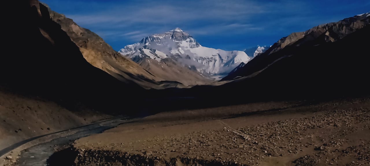 Sept ans au Tibet (suite) et marche Harrer (Heinrich) toute : un message de notre bon « voyageur éveillé » Frédéric : «Merci pour la référence à Rimbaud. Quant à Segalen, il rêvait de fouler ce toit du monde, mais il en a été empêché par deux fois. La deuxième par l’annonce de la mobilisation de 1914. Hier nous sommes allés saluer Qomolungma, le mont Everest, que j’avais pu admirer depuis Gorak Shep, Khumbu, à l’âge de 15 ans, encore gonflé d’illusions.  Nous sommes proches  de la frontière, on sent remonter les effluves du sous-continent indien. Toute la région est remplie d’Indiens, de Népalais ou de Bhoutanais qui vont faire le tour du mont Kailash. On croise aussi une foule de Russes… Tout ça sous l’œil des moines  des yaks et des Chinois qui prennent en photo tout le monde, sécurité oblige…» Les abominables hommes des neiges (et des plages) débarquent…