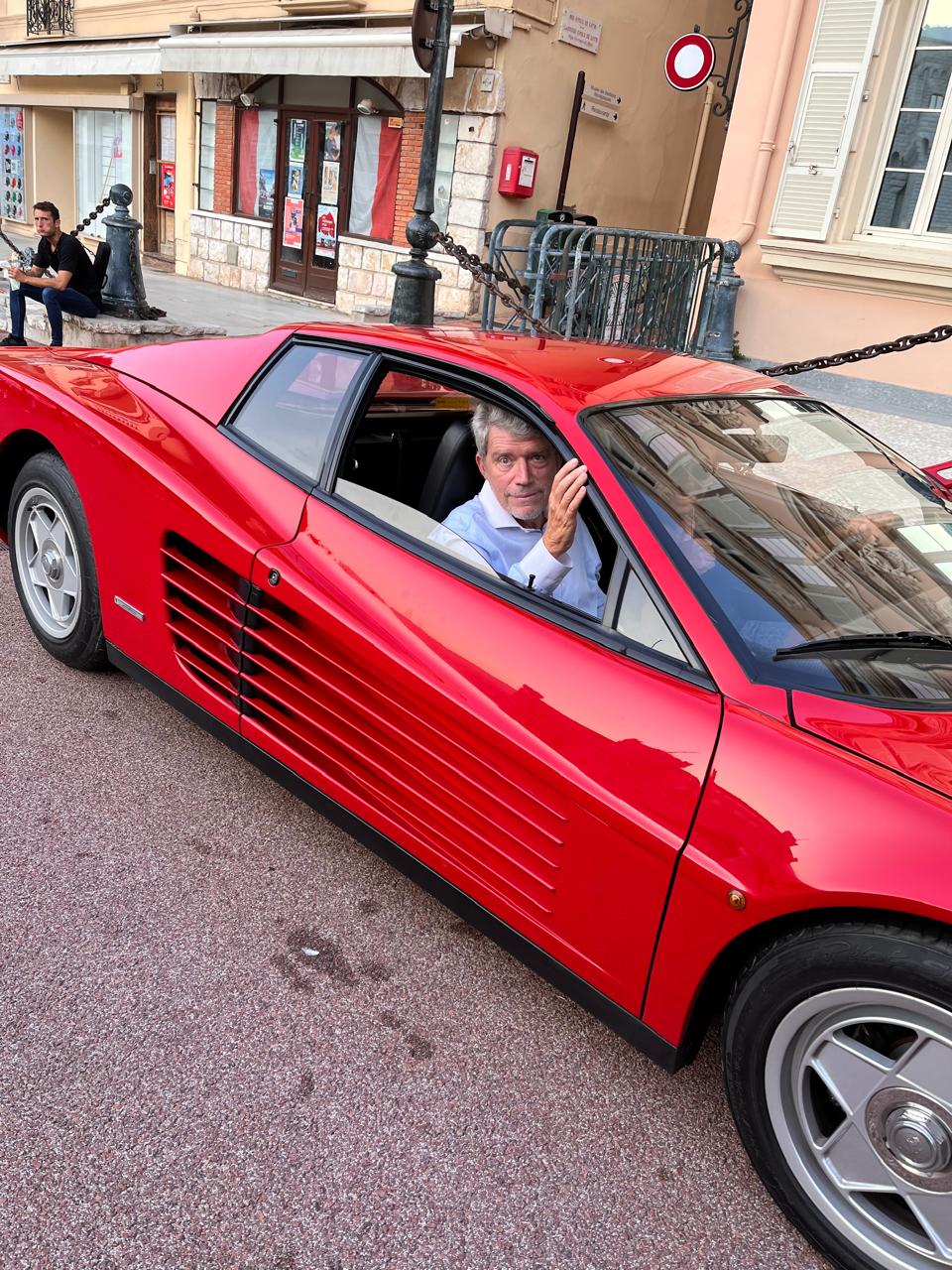 Petit coucou de Monaco, bon poste d’observation apocalyptique comme on sait (ici sur la Place du Palais) ; la Ferrari Testarossa de notre vieil ami Vittorio est pilotée par son fils, le prodigue Federico – et question, qu’aurait-on fait dans toutes les matieres importantes depuis mille ans ou même trois mille ans sans l’Italie ?). Blog entr’ouvert donc en attendant la Fin du Monde prévue pour cet hiver.