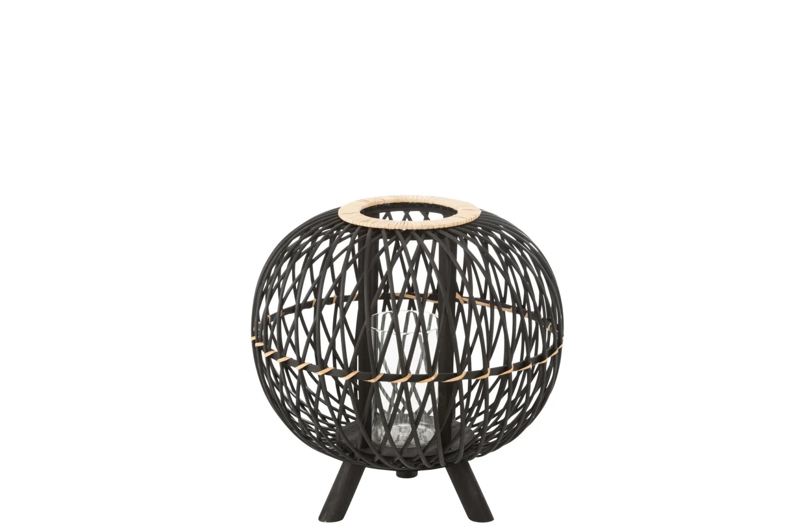 De Kaarsenhouder Bamboe Zwart Medium is een zwarte, ovale lantaarn met een open geweven bamboe ontwerp, houten accenten aan de bovenkant en in het midden, drie korte pootjes en een glazen kaarsenhouder aan de binnenkant.