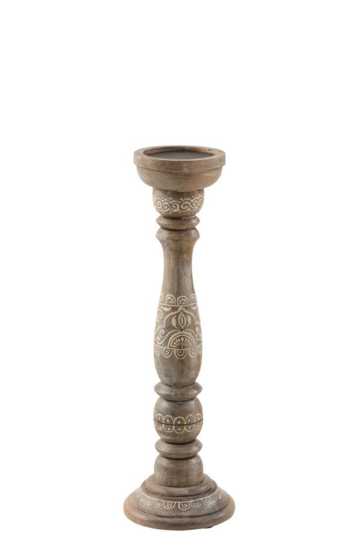 De Kaarsenhouder Amoro Mangohout Wit Medium is een hoge, decoratieve houten kandelaar met ingewikkelde wit gesneden patronen op de stam, rechtopstaand tegen een effen witte achtergrond.