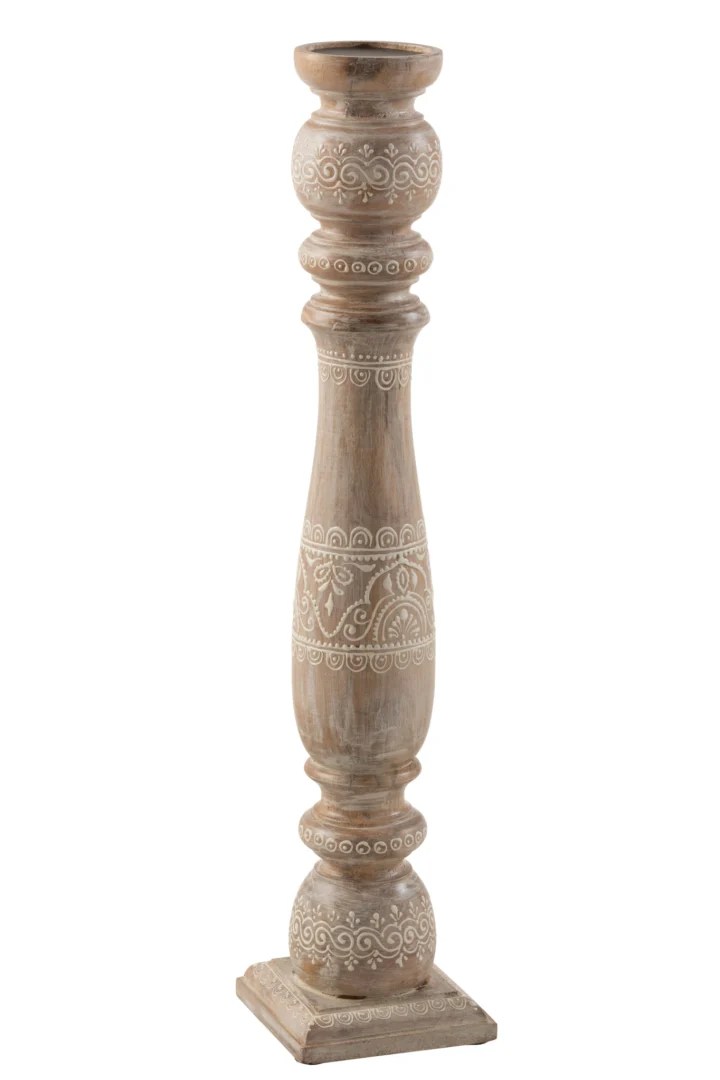 Kaarsenhouder Amoro Mangohout Wit Groot: een hoge houten kaarsenhouder met decoratieve witte patronen, ronde bovenzijde voor de kaars en vierkante voet voor stabiliteit.