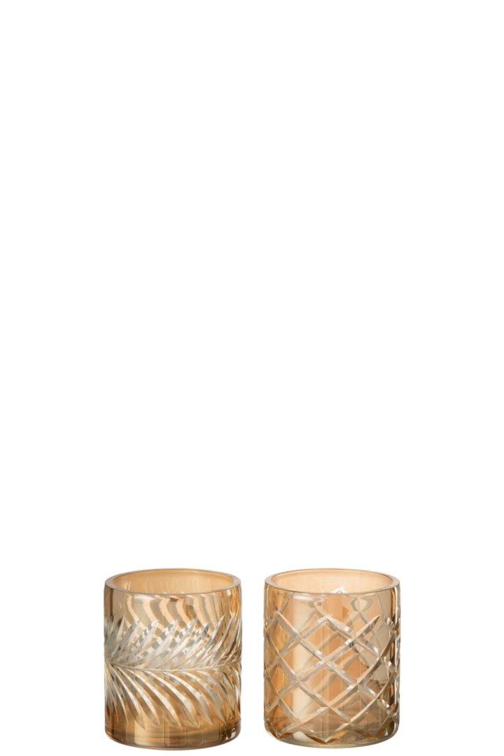 De Orkaan Diamantglas Goud Kleine Assortiment Van 2 bestaat uit twee lege korte amberkleurige glazen bekers: één met een bladmotief en de andere met een kriskras ruitpatroon, beide tegen een witte achtergrond.