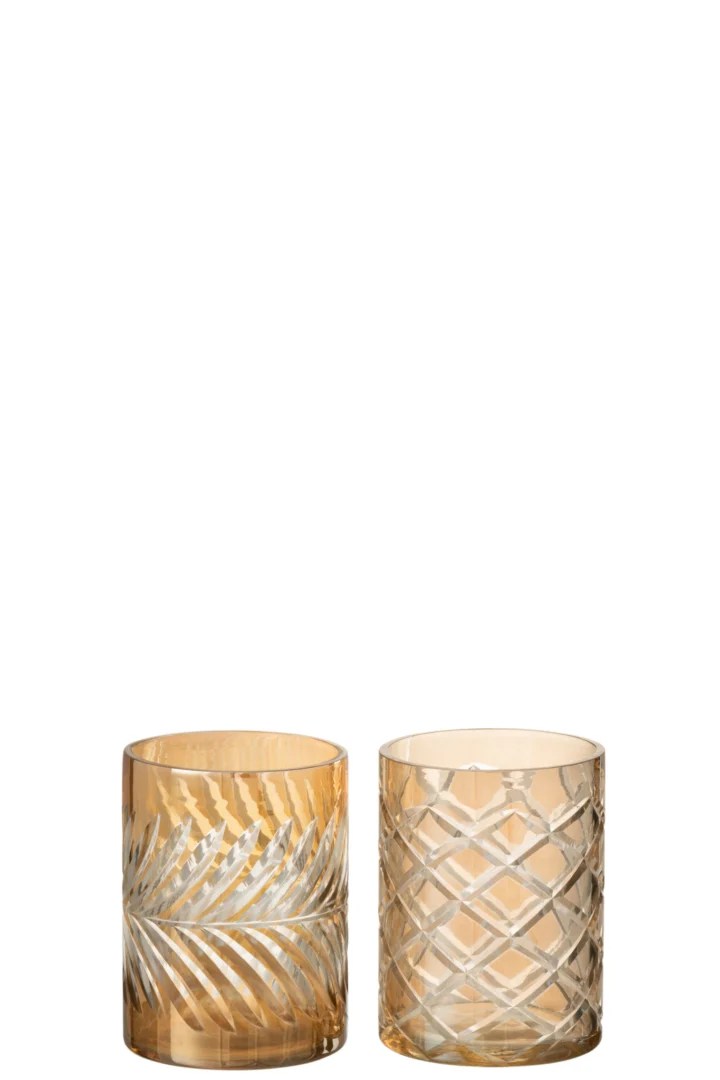 Het Orkaan Diamantglas Goud Medium Assortiment Van 2 bestaat uit twee amberkleurige glazen bekers: één met bladmotief en één met ruitpatroon. Beide staan naast elkaar op een witte achtergrond.